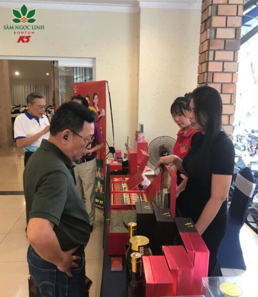 Khách mời tham quan gian hàng K5.