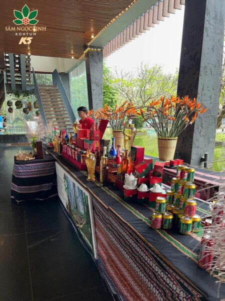 Gian hàng Sâm Ngọc Linh tại Hội nghị quảng bá, xúc tiến du lịch tỉnh Kon Tum.