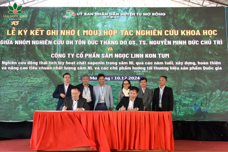 Đại diện Sâm Ngọc Linh K5 ký kết hợp tác với nhóm nghiên cứu Đại học Tôn Đức Thắng.