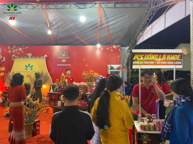  Người dân đang trải nghiệm và thưởng thức các sản phẩm Sâm Ngọc Linh tại gian hàng K5.