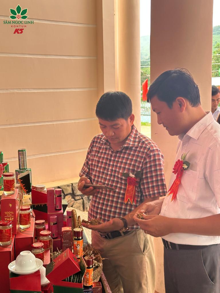 Khách tham quan chụp ảnh củ sâm Ngọc Linh tươi tại gian hàng K5.