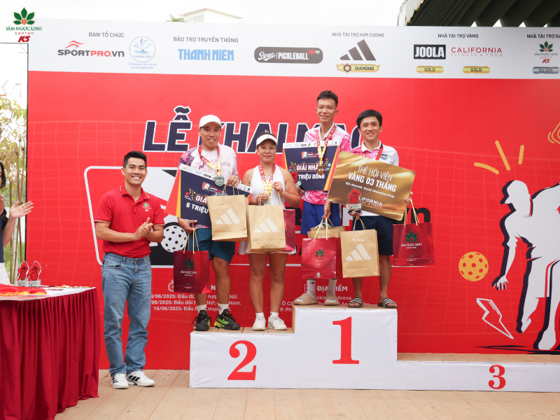 Trao giải cho các vđv tại lễ khai mạc.