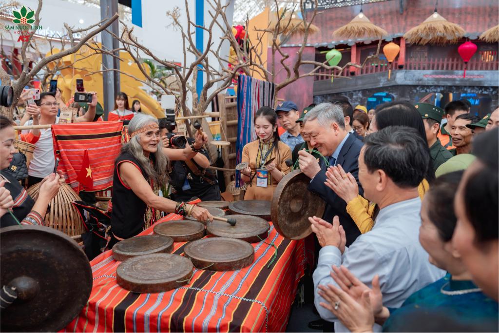 Phó thủ tướng Thường trực Chính phủ Nguyễn Hòa Bình giao lưu cồng chiêng cùng  nghệ nhân A Biu tại không gian triển lãm.