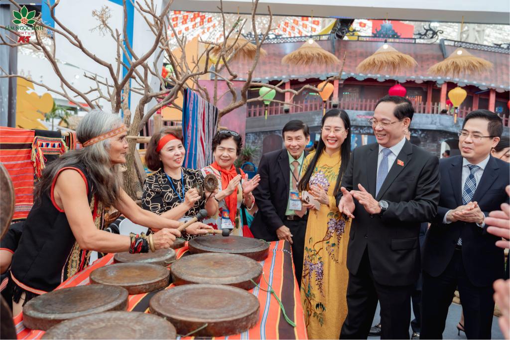 Thượng tướng Trần Quang Phương (áo vest đen đứng giữa), Phó chủ tịch Quốc hội giao lưu, thưởng thức giai điệu cồng chiêng trong không gian triển lãm sáng 28/8.