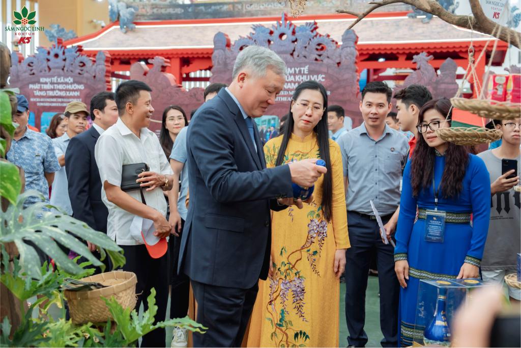 Tiến sĩ Phạm Thị Trung (áo dài xanh), Giám đốc Sở Văn hóa, thể thao và Du lịch Quảng Ngãi giới thiệu với Phó Thủ tướng Thường trực Chính phủ Nguyễn Hòa Bình và Bí thư Tỉnh ủy Quảng Ngãi Bùi Thị Quỳnh Vân về không gian di sản văn hóa Quảng Ngãi tại triển lãm.