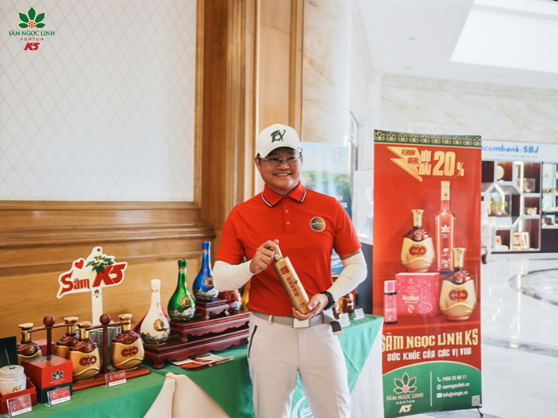 Golfer chụp ảnh cùng sản phẩm K5 tại giải đấu.
