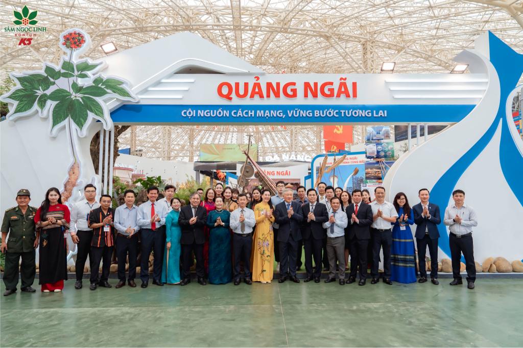 Cổng chào gian trưng bày của tỉnh Quảng Ngãi được thiết kế kết hợp hình ảnh củ tỏi (bên kinh tế biển) và cây sâm (bên khu kinh tế rừng), mang thông điệp về tỉnh có tiềm lực biển và rừng.