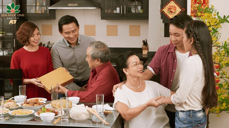 Tặng quà Tết là nét đẹp trong văn hóa người Việt.